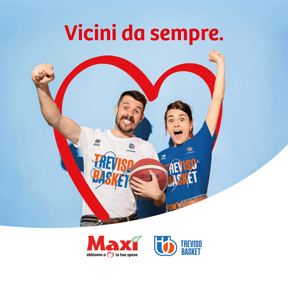 coppia di giovani tifosi di Treviso Basket, con logo sponsorship Maxì